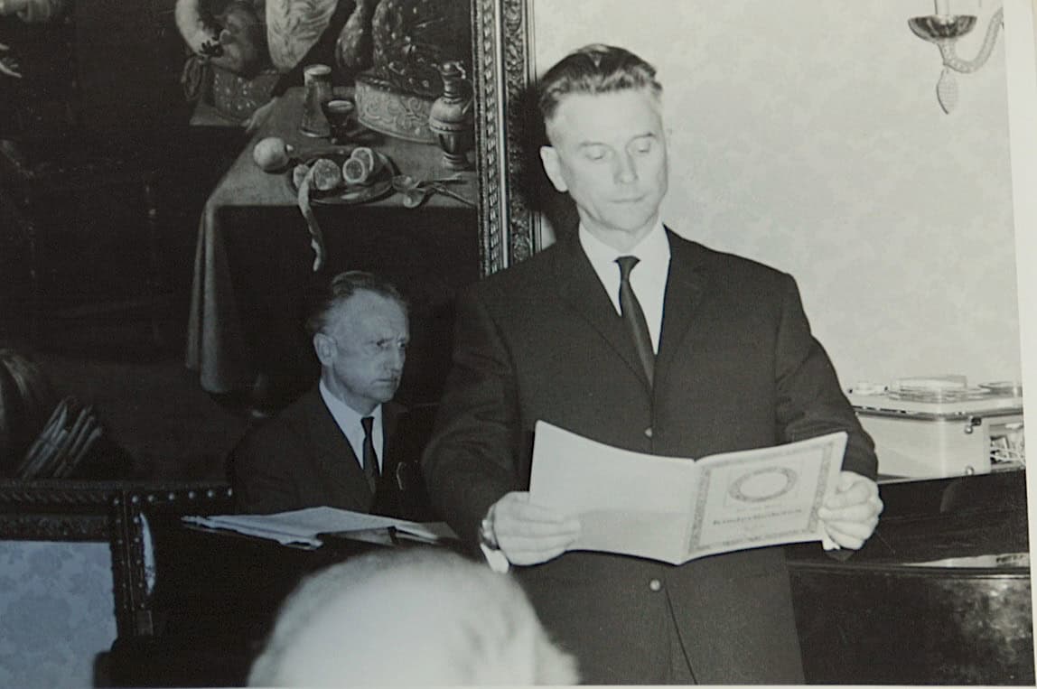 Peter Aerts begeleidt Frank van Hoof (neef van J.v.H.) aan de piano tijdens een concert in 1966 in het Osterrieth Huis (BNPParisBas)