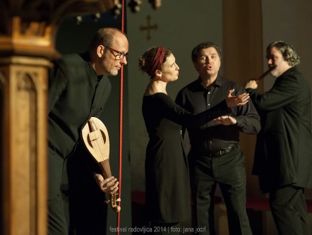 vier musici die spelend poseren voor een foto